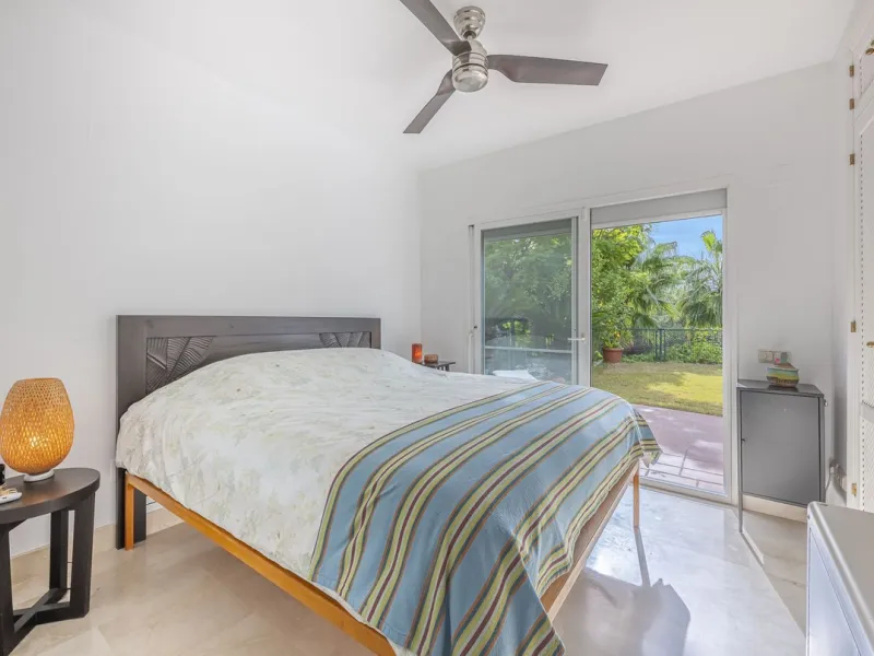 Discover serenity and discreet luxury in this magnificent 293 m² townhouse located in the prestigious Zahara de Istán urbanization, a gated and secure enclave in the charming setting of Istán. Here, the Mediterranean lifestyle merges with the tranquility 
