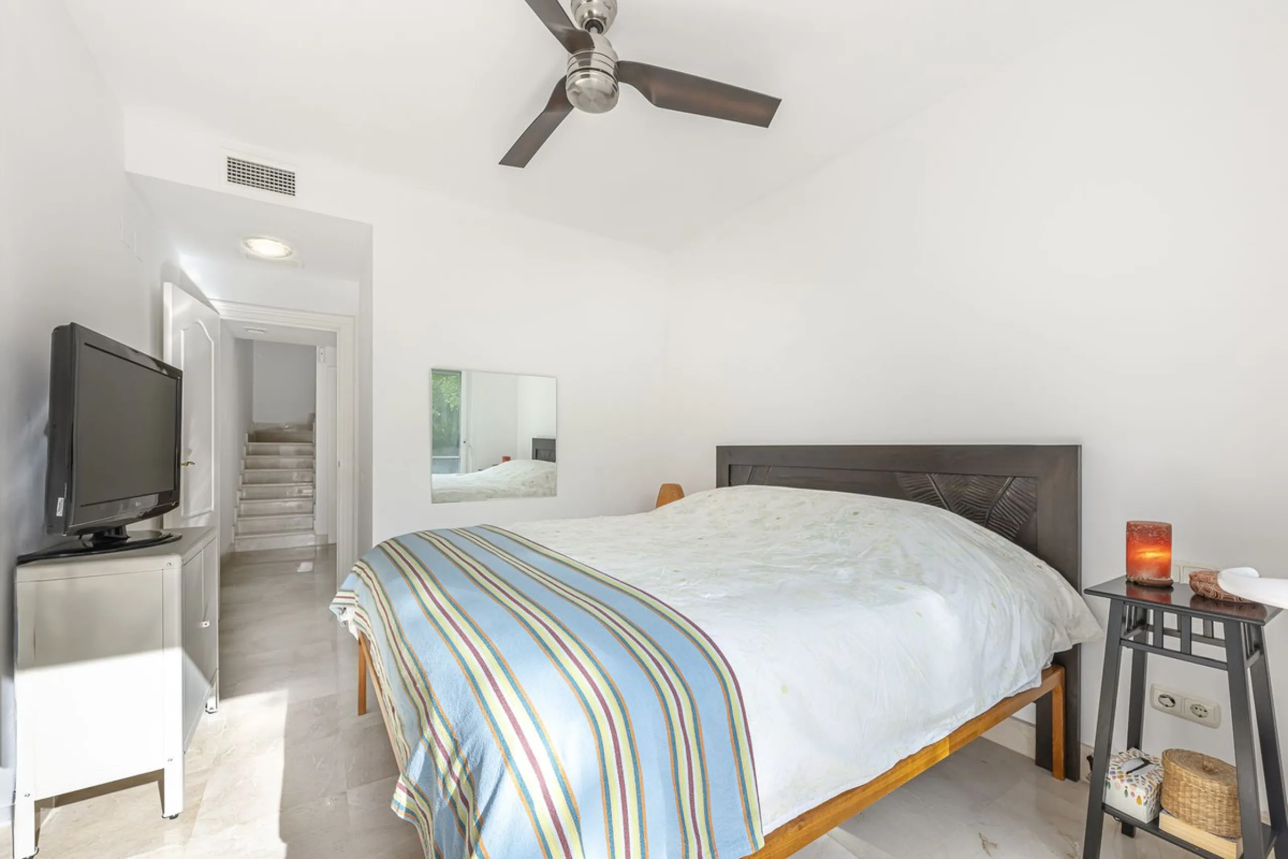 Discover serenity and discreet luxury in this magnificent 293 m² townhouse located in the prestigious Zahara de Istán urbanization, a gated and secure enclave in the charming setting of Istán. Here, the Mediterranean lifestyle merges with the tranquility 
