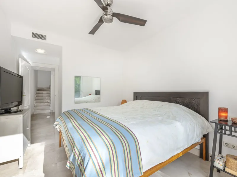 Discover serenity and discreet luxury in this magnificent 293 m² townhouse located in the prestigious Zahara de Istán urbanization, a gated and secure enclave in the charming setting of Istán. Here, the Mediterranean lifestyle merges with the tranquility 