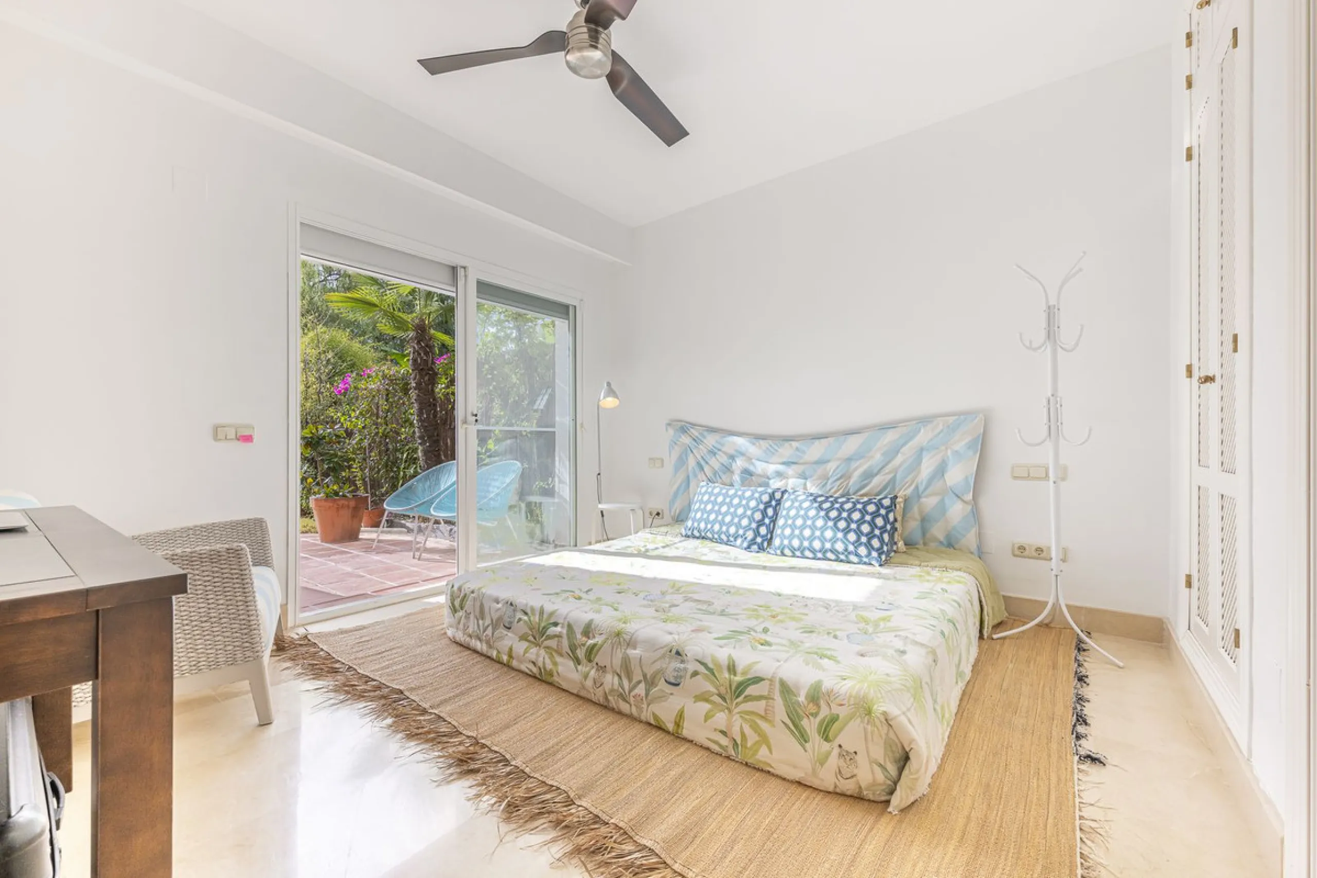 Discover serenity and discreet luxury in this magnificent 293 m² townhouse located in the prestigious Zahara de Istán urbanization, a gated and secure enclave in the charming setting of Istán. Here, the Mediterranean lifestyle merges with the tranquility 