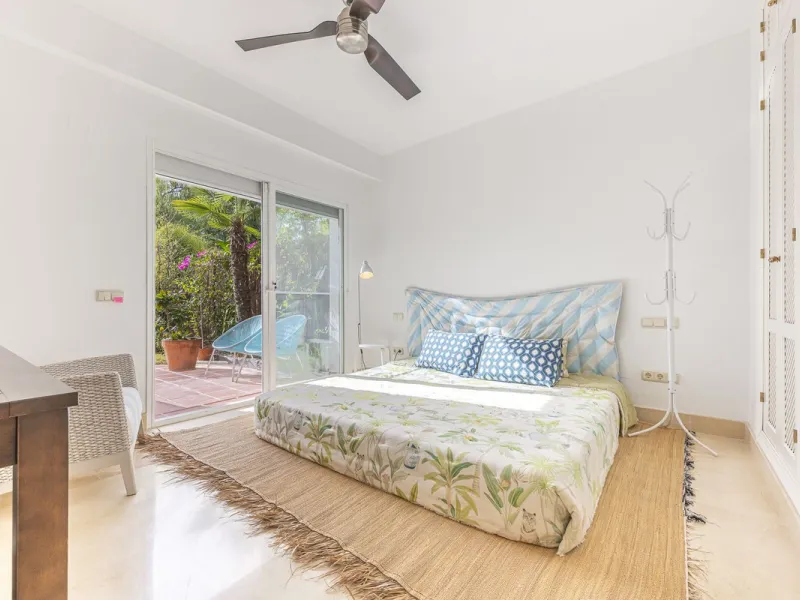 Discover serenity and discreet luxury in this magnificent 293 m² townhouse located in the prestigious Zahara de Istán urbanization, a gated and secure enclave in the charming setting of Istán. Here, the Mediterranean lifestyle merges with the tranquility 