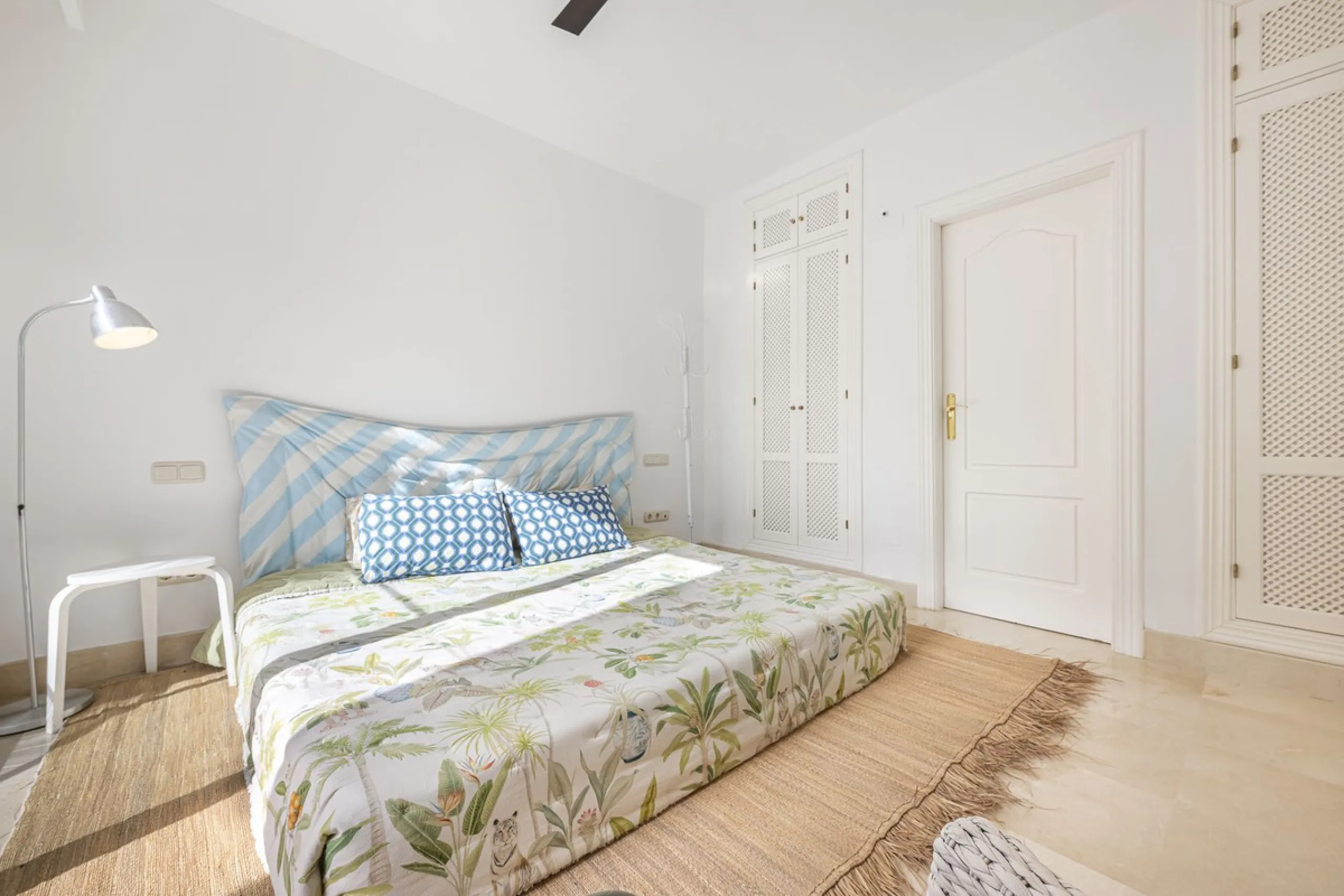 Discover serenity and discreet luxury in this magnificent 293 m² townhouse located in the prestigious Zahara de Istán urbanization, a gated and secure enclave in the charming setting of Istán. Here, the Mediterranean lifestyle merges with the tranquility 