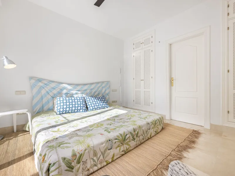 Discover serenity and discreet luxury in this magnificent 293 m² townhouse located in the prestigious Zahara de Istán urbanization, a gated and secure enclave in the charming setting of Istán. Here, the Mediterranean lifestyle merges with the tranquility 