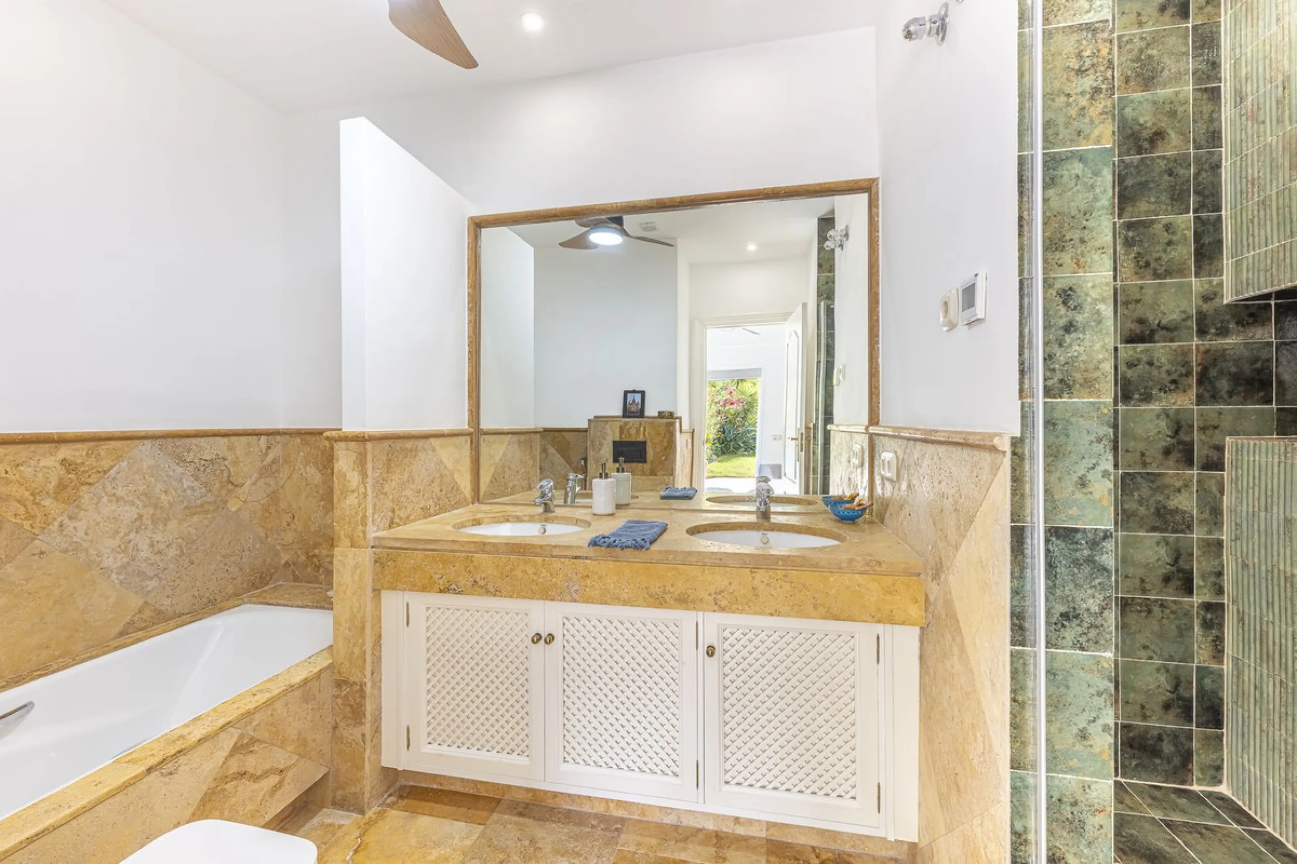 Discover serenity and discreet luxury in this magnificent 293 m² townhouse located in the prestigious Zahara de Istán urbanization, a gated and secure enclave in the charming setting of Istán. Here, the Mediterranean lifestyle merges with the tranquility 