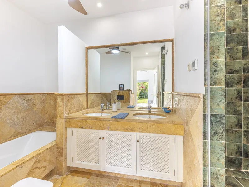 Discover serenity and discreet luxury in this magnificent 293 m² townhouse located in the prestigious Zahara de Istán urbanization, a gated and secure enclave in the charming setting of Istán. Here, the Mediterranean lifestyle merges with the tranquility 