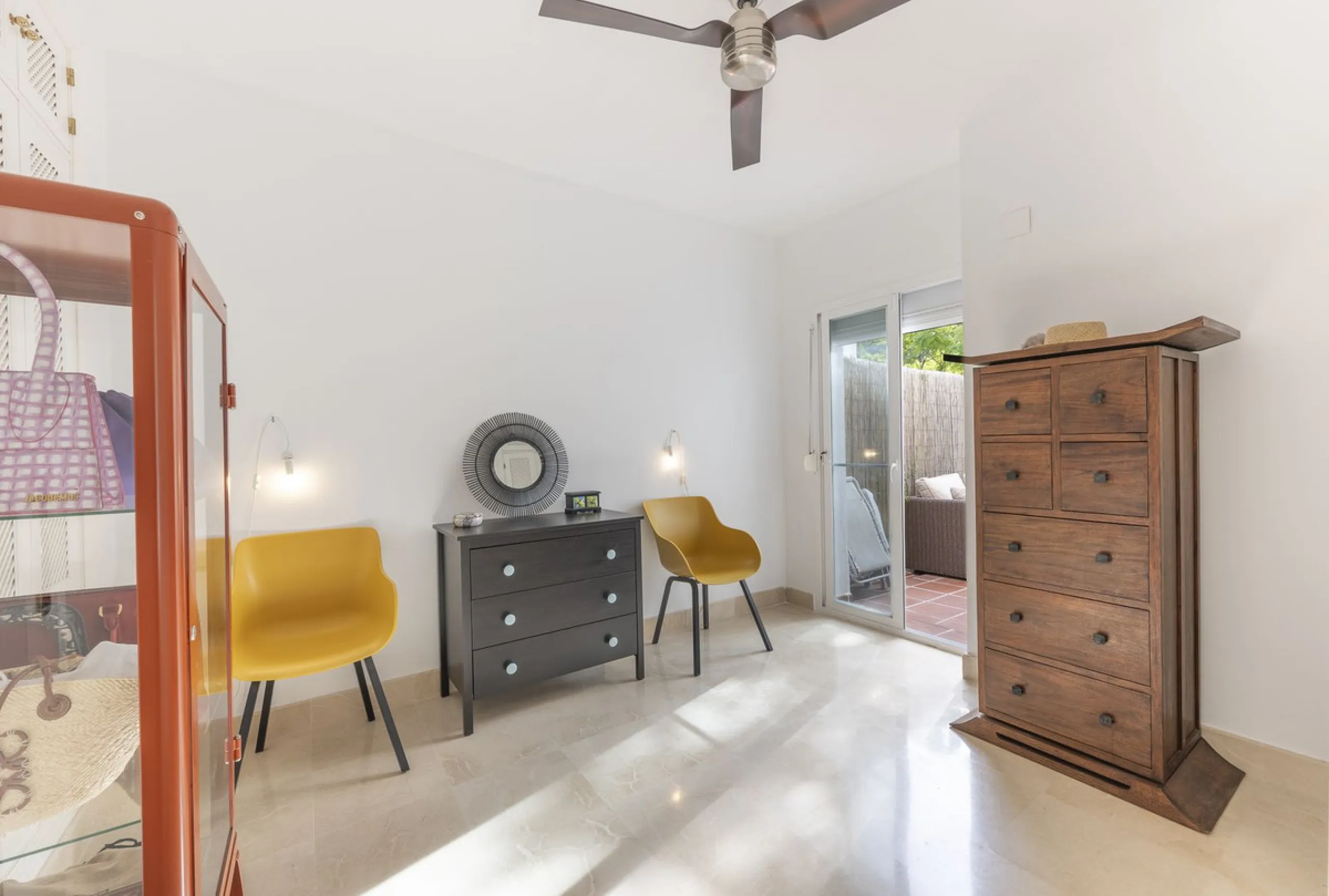 Discover serenity and discreet luxury in this magnificent 293 m² townhouse located in the prestigious Zahara de Istán urbanization, a gated and secure enclave in the charming setting of Istán. Here, the Mediterranean lifestyle merges with the tranquility 