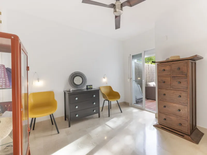 Discover serenity and discreet luxury in this magnificent 293 m² townhouse located in the prestigious Zahara de Istán urbanization, a gated and secure enclave in the charming setting of Istán. Here, the Mediterranean lifestyle merges with the tranquility 