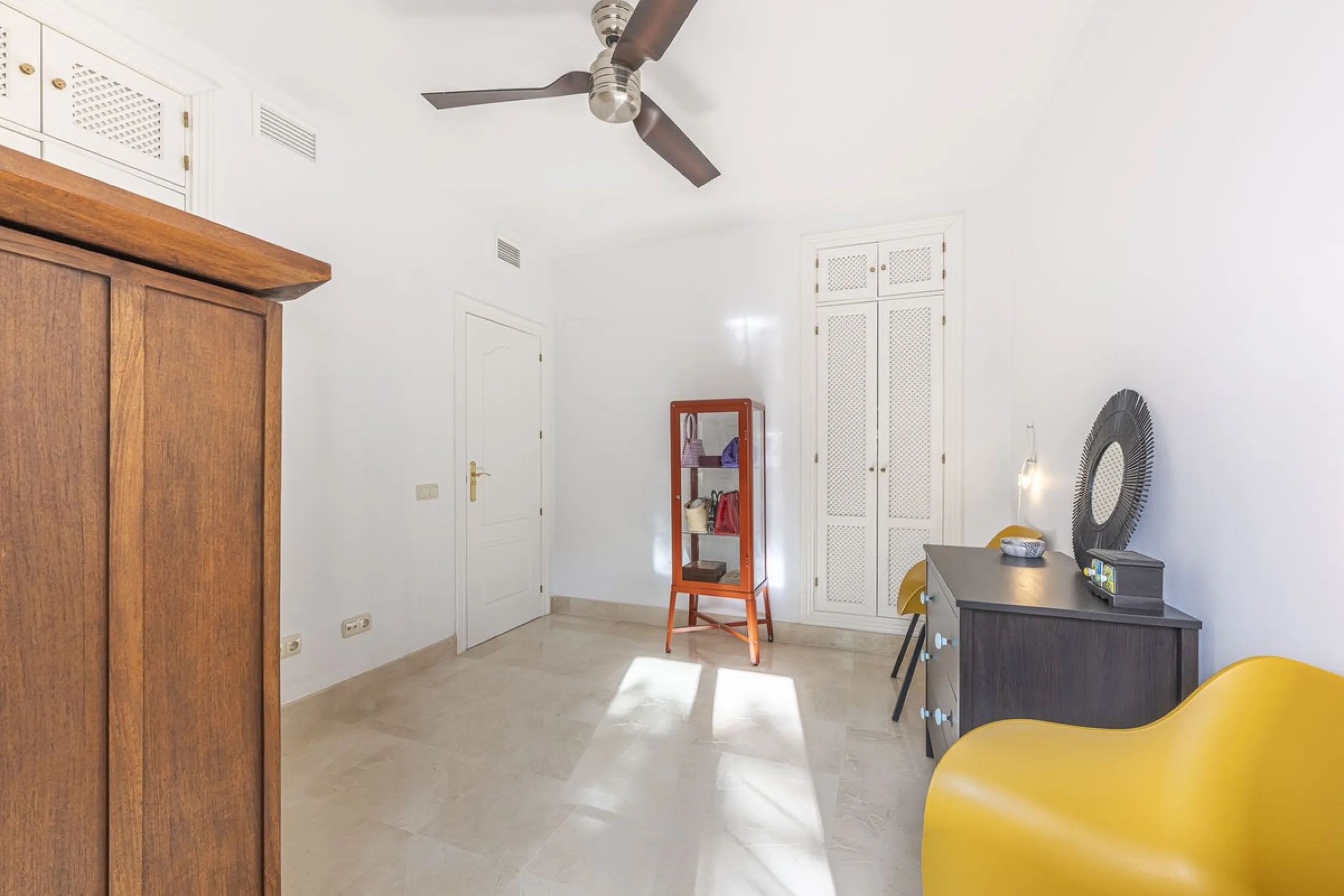 Discover serenity and discreet luxury in this magnificent 293 m² townhouse located in the prestigious Zahara de Istán urbanization, a gated and secure enclave in the charming setting of Istán. Here, the Mediterranean lifestyle merges with the tranquility 