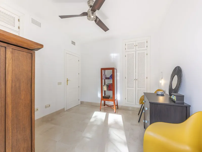 Discover serenity and discreet luxury in this magnificent 293 m² townhouse located in the prestigious Zahara de Istán urbanization, a gated and secure enclave in the charming setting of Istán. Here, the Mediterranean lifestyle merges with the tranquility 