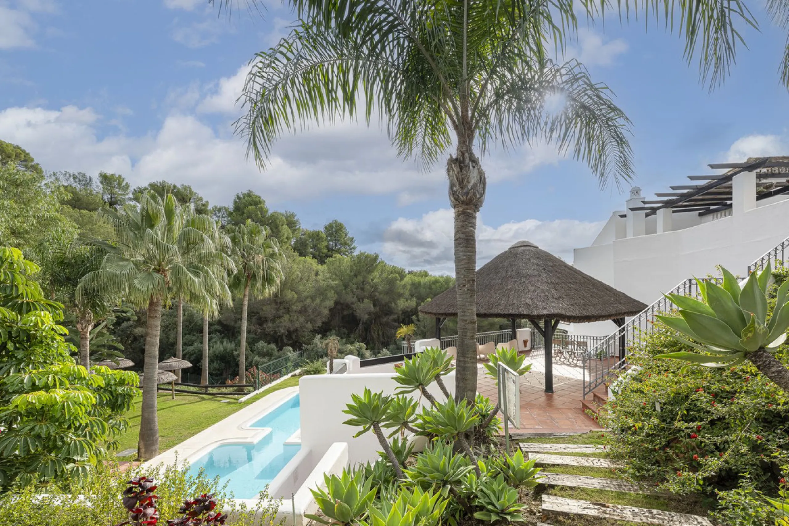 Discover serenity and discreet luxury in this magnificent 293 m² townhouse located in the prestigious Zahara de Istán urbanization, a gated and secure enclave in the charming setting of Istán. Here, the Mediterranean lifestyle merges with the tranquility 