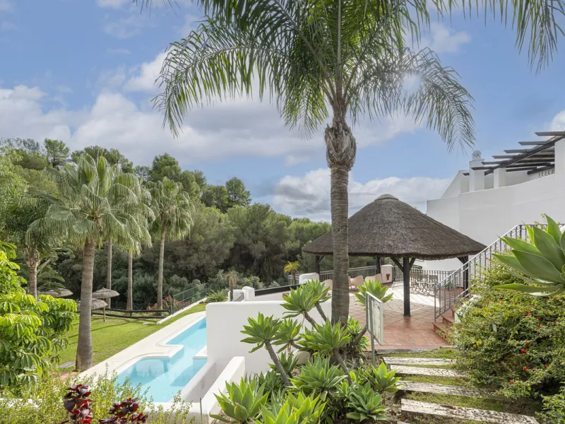 Discover serenity and discreet luxury in this magnificent 293 m² townhouse located in the prestigious Zahara de Istán urbanization, a gated and secure enclave in the charming setting of Istán. Here, the Mediterranean lifestyle merges with the tranquility 