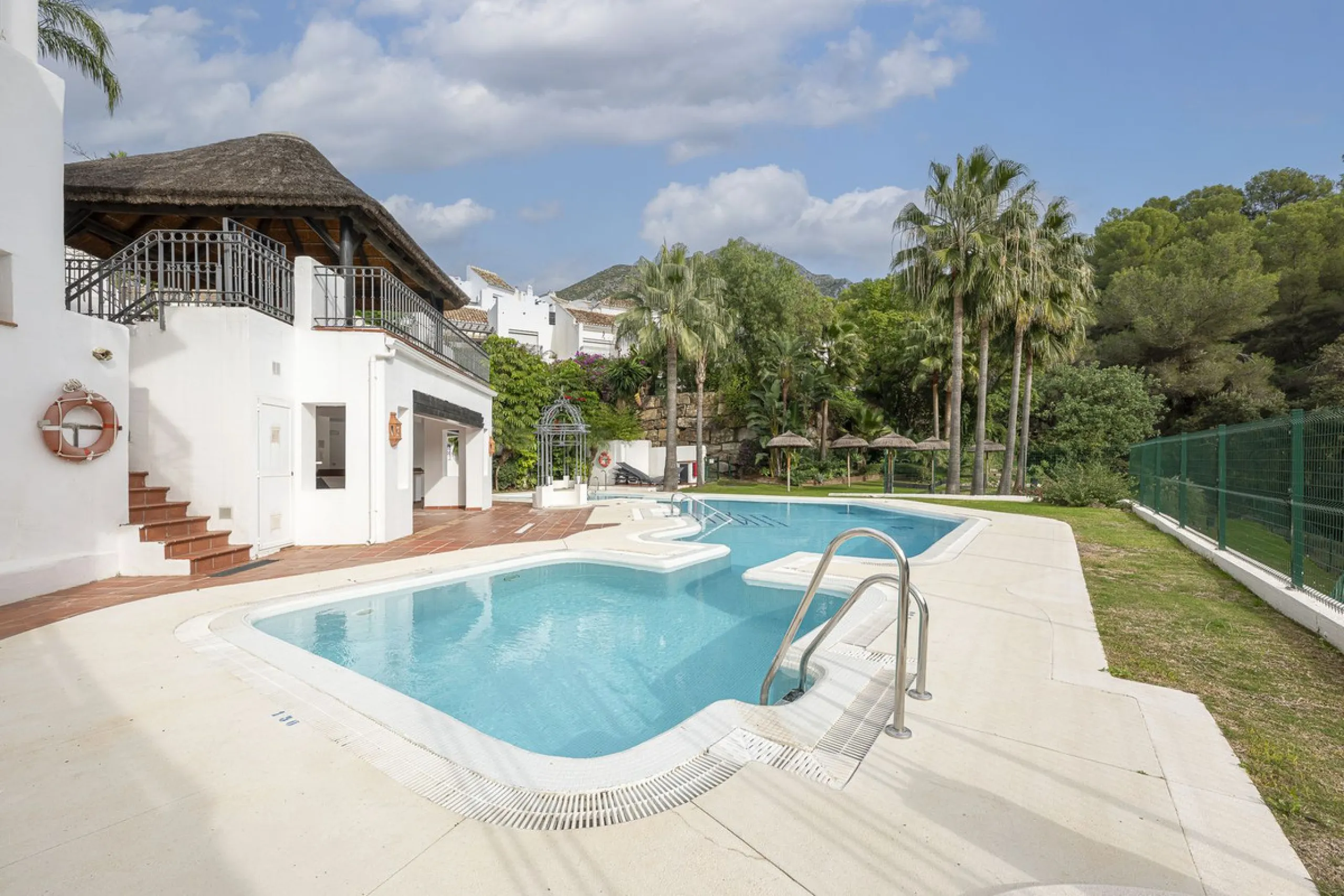 Discover serenity and discreet luxury in this magnificent 293 m² townhouse located in the prestigious Zahara de Istán urbanization, a gated and secure enclave in the charming setting of Istán. Here, the Mediterranean lifestyle merges with the tranquility 