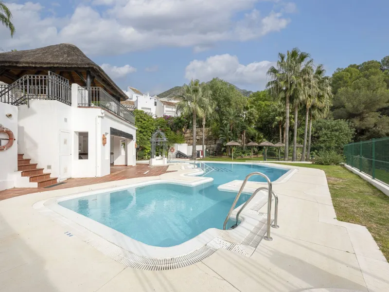 Discover serenity and discreet luxury in this magnificent 293 m² townhouse located in the prestigious Zahara de Istán urbanization, a gated and secure enclave in the charming setting of Istán. Here, the Mediterranean lifestyle merges with the tranquility 