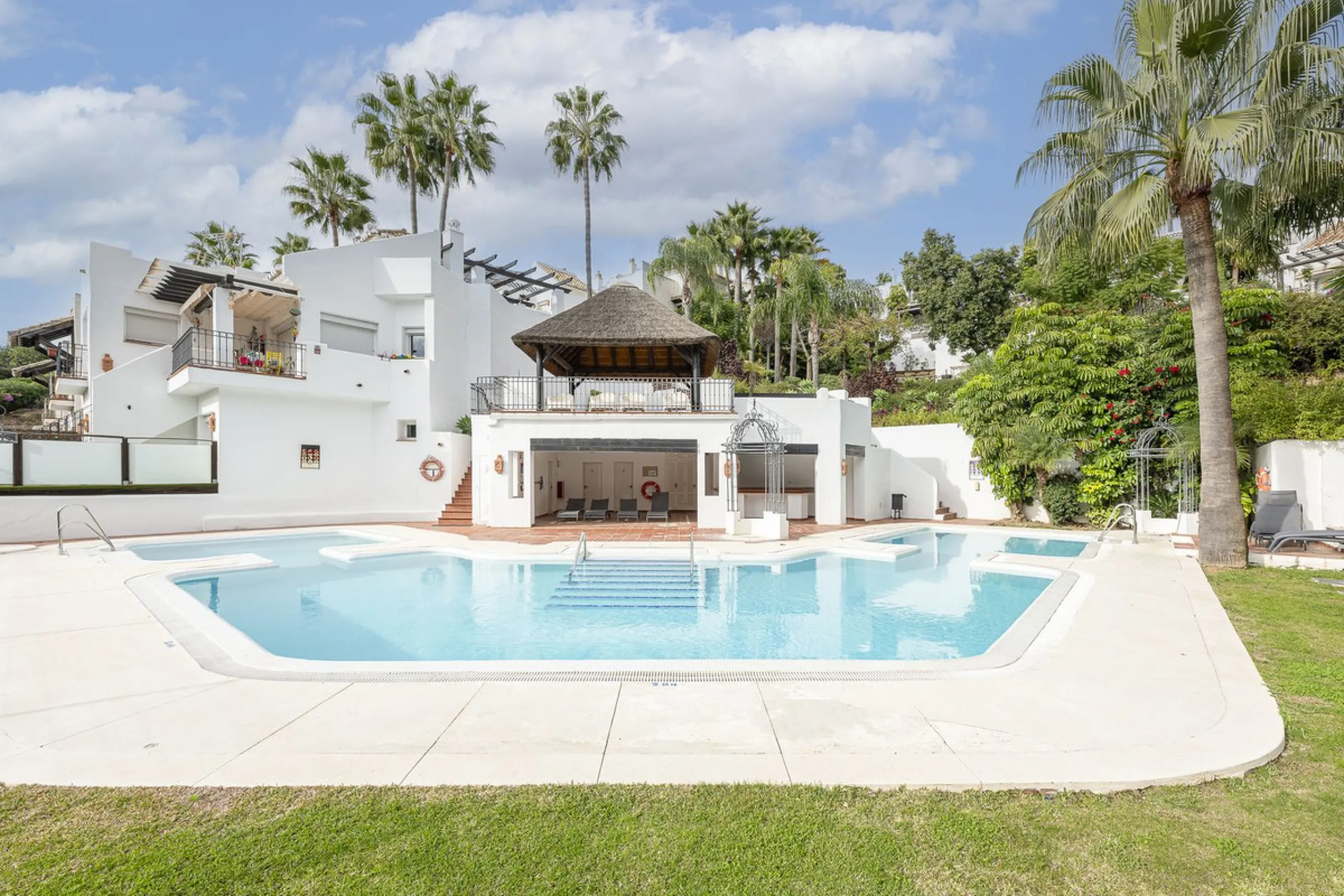 Discover serenity and discreet luxury in this magnificent 293 m² townhouse located in the prestigious Zahara de Istán urbanization, a gated and secure enclave in the charming setting of Istán. Here, the Mediterranean lifestyle merges with the tranquility 