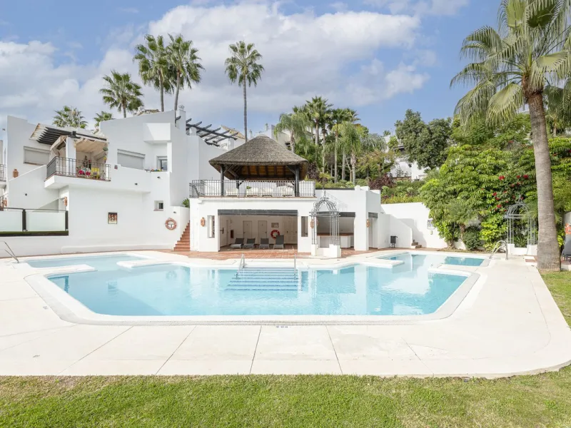 Discover serenity and discreet luxury in this magnificent 293 m² townhouse located in the prestigious Zahara de Istán urbanization, a gated and secure enclave in the charming setting of Istán. Here, the Mediterranean lifestyle merges with the tranquility 