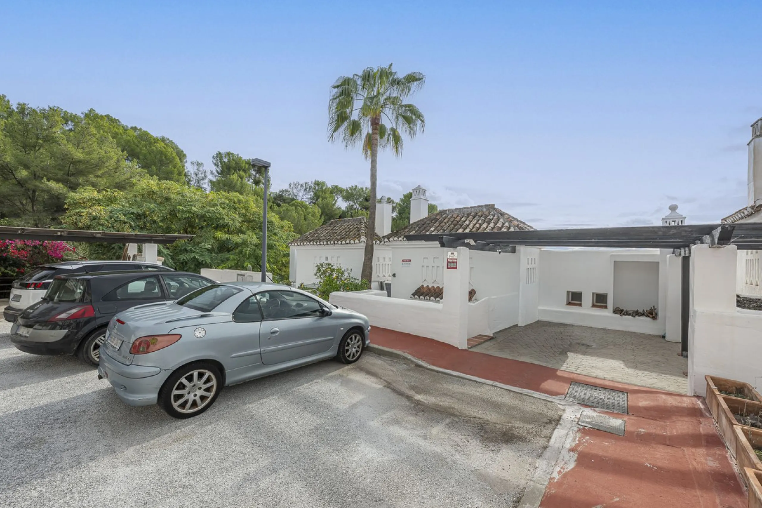 Discover serenity and discreet luxury in this magnificent 293 m² townhouse located in the prestigious Zahara de Istán urbanization, a gated and secure enclave in the charming setting of Istán. Here, the Mediterranean lifestyle merges with the tranquility 