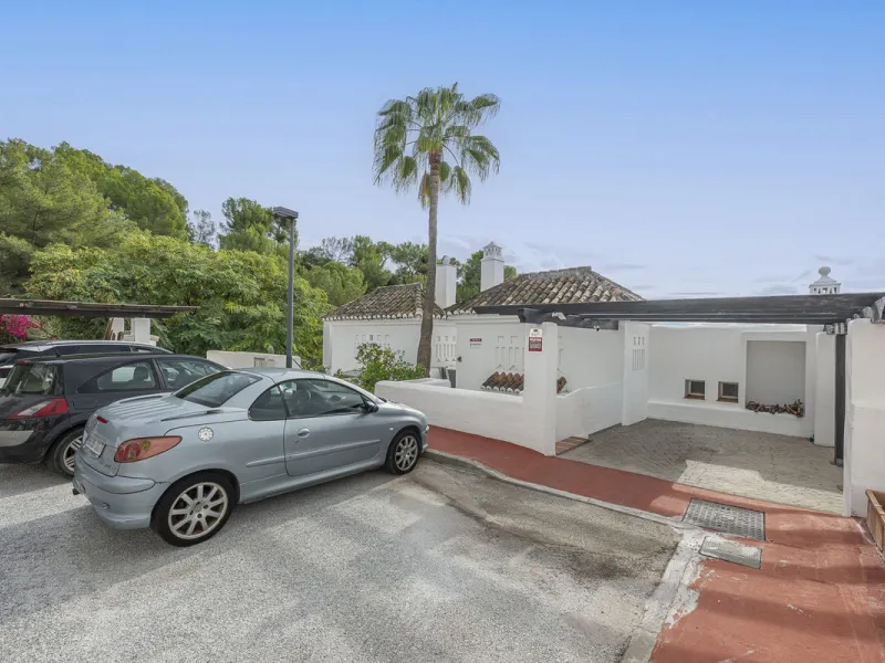 Discover serenity and discreet luxury in this magnificent 293 m² townhouse located in the prestigious Zahara de Istán urbanization, a gated and secure enclave in the charming setting of Istán. Here, the Mediterranean lifestyle merges with the tranquility 