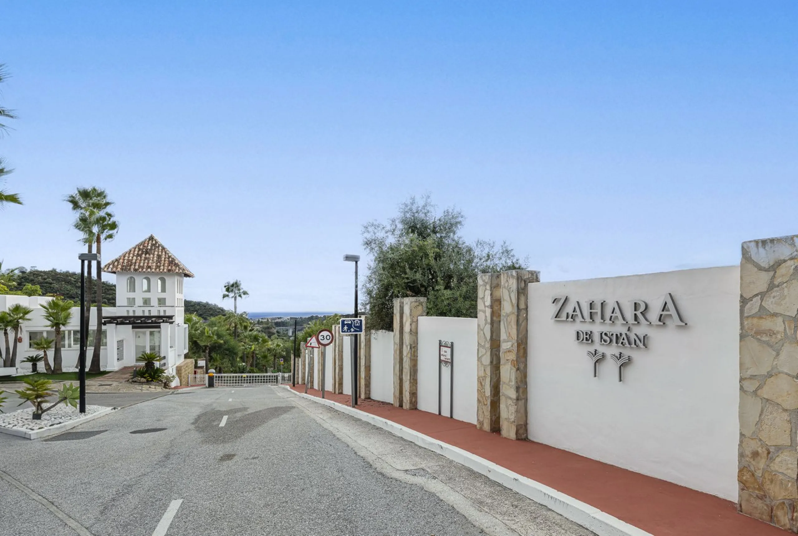 Discover serenity and discreet luxury in this magnificent 293 m² townhouse located in the prestigious Zahara de Istán urbanization, a gated and secure enclave in the charming setting of Istán. Here, the Mediterranean lifestyle merges with the tranquility 