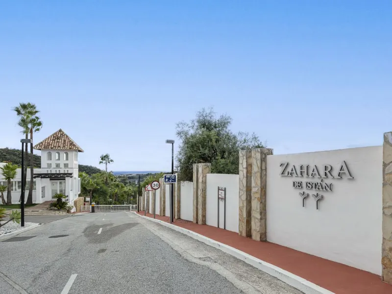 Discover serenity and discreet luxury in this magnificent 293 m² townhouse located in the prestigious Zahara de Istán urbanization, a gated and secure enclave in the charming setting of Istán. Here, the Mediterranean lifestyle merges with the tranquility 
