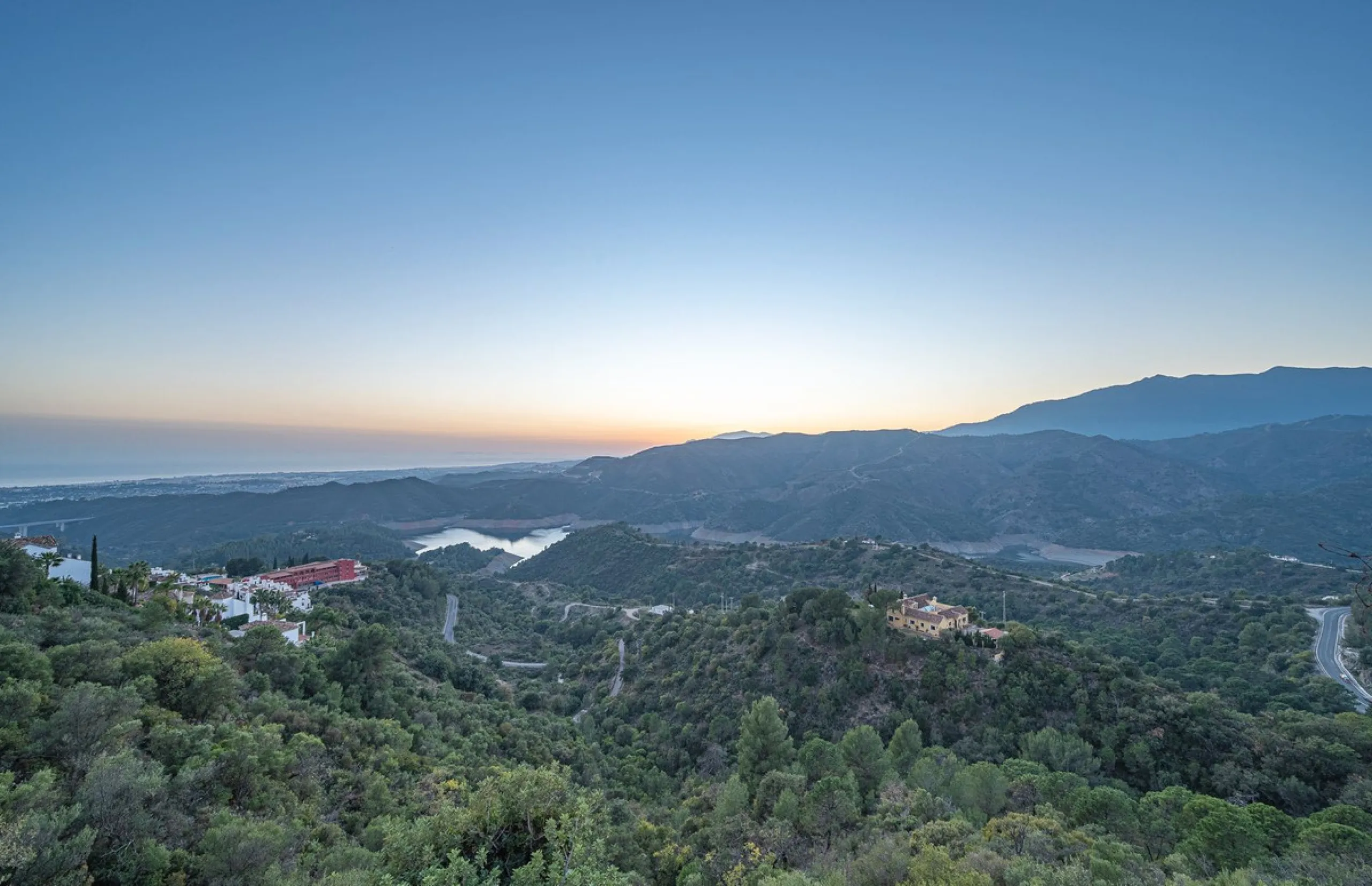 Discover serenity and discreet luxury in this magnificent 293 m² townhouse located in the prestigious Zahara de Istán urbanization, a gated and secure enclave in the charming setting of Istán. Here, the Mediterranean lifestyle merges with the tranquility 