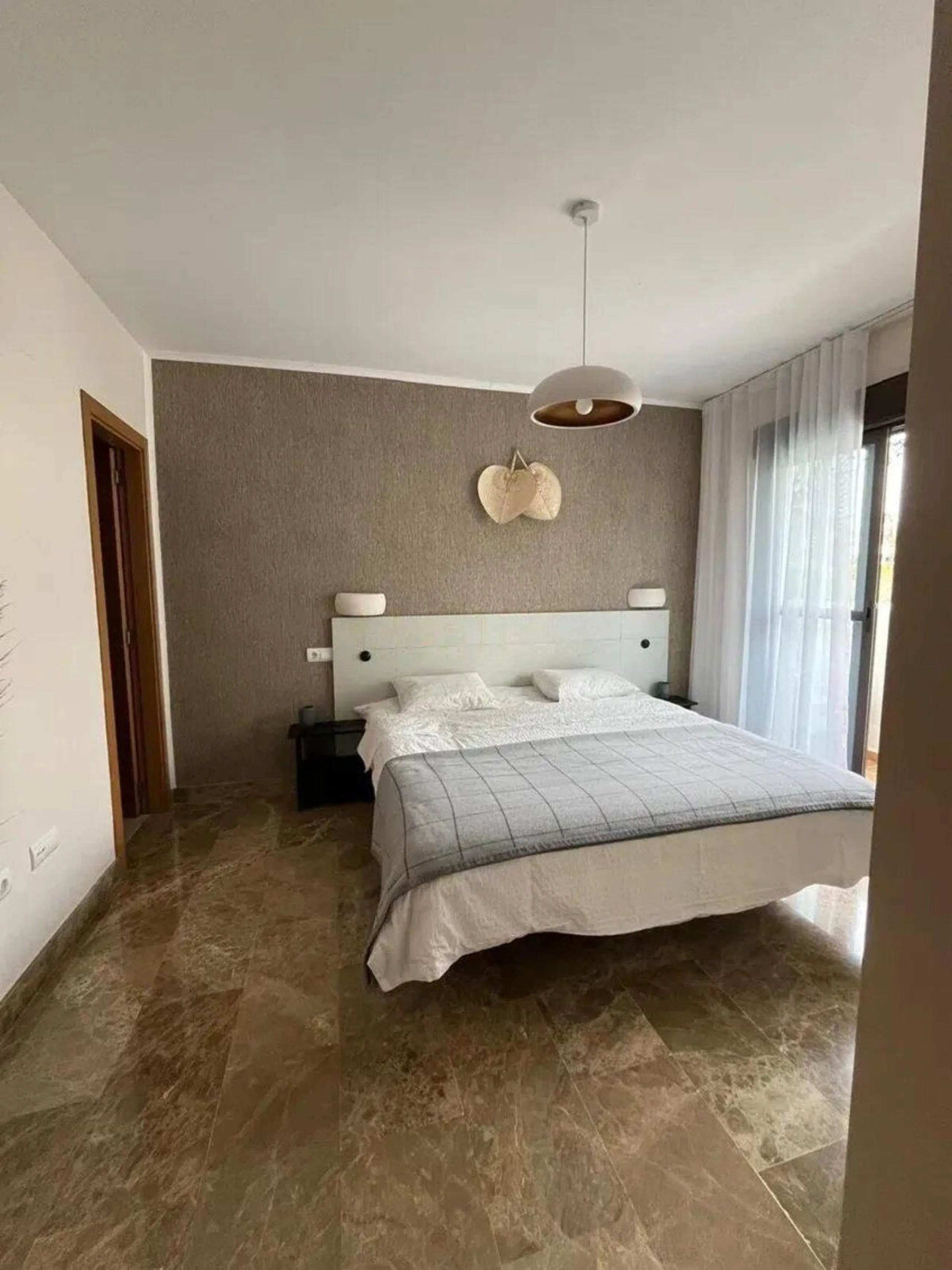 Apartment - Middle Floor Apartment в продаже в Estepona, Málaga. В доме 2 спален и 2 ванных комнат. Площадь дома 92 м²