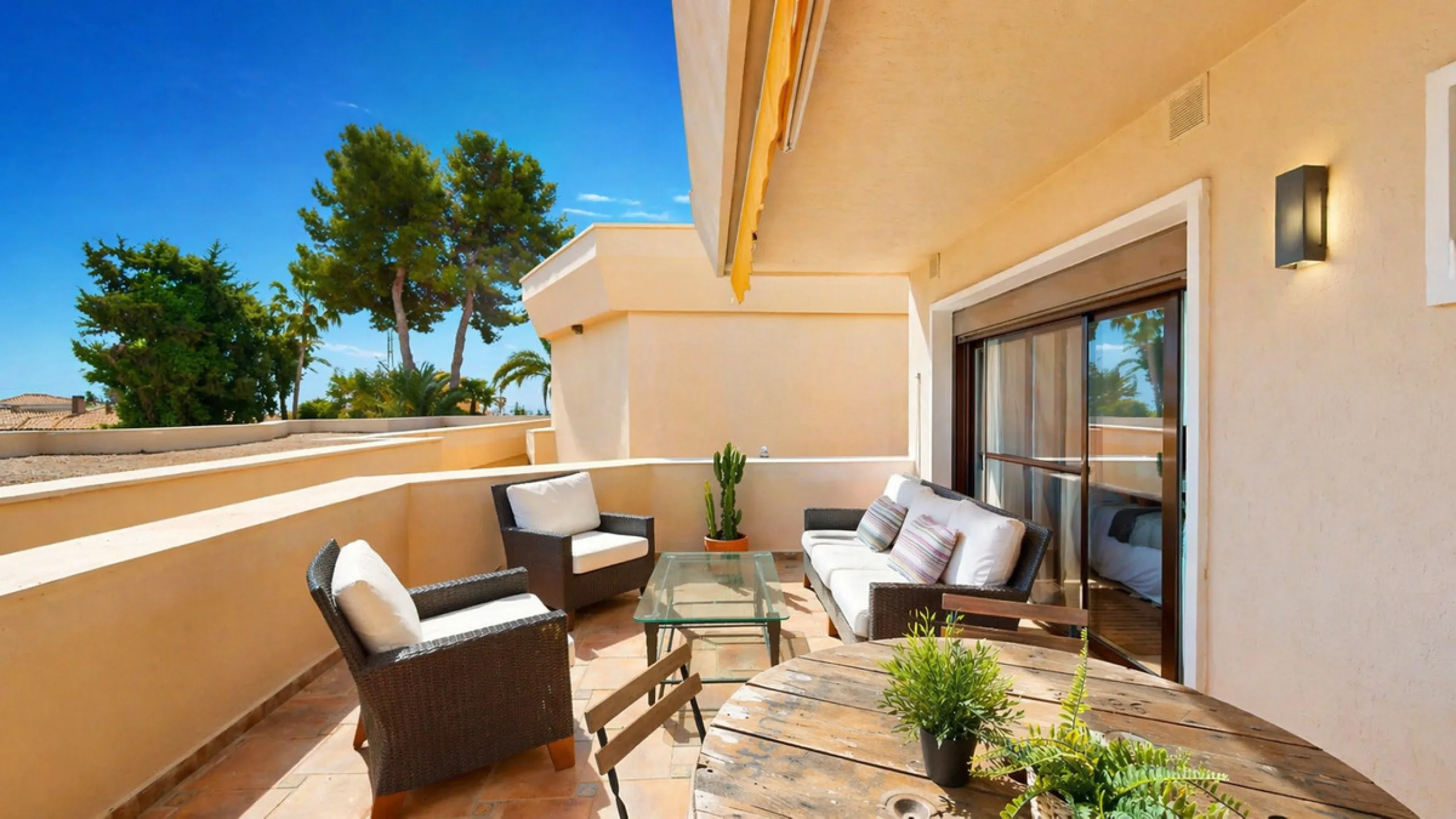 Beautiful apartment located in the sought-after area of Atalaya, Estepona—ideal as a permanent residence or a smart investment opportunity. The property features 2 spacious bedrooms, 1 bathroom, and 1 en-suite bathroom, with an east-facing orientation tha