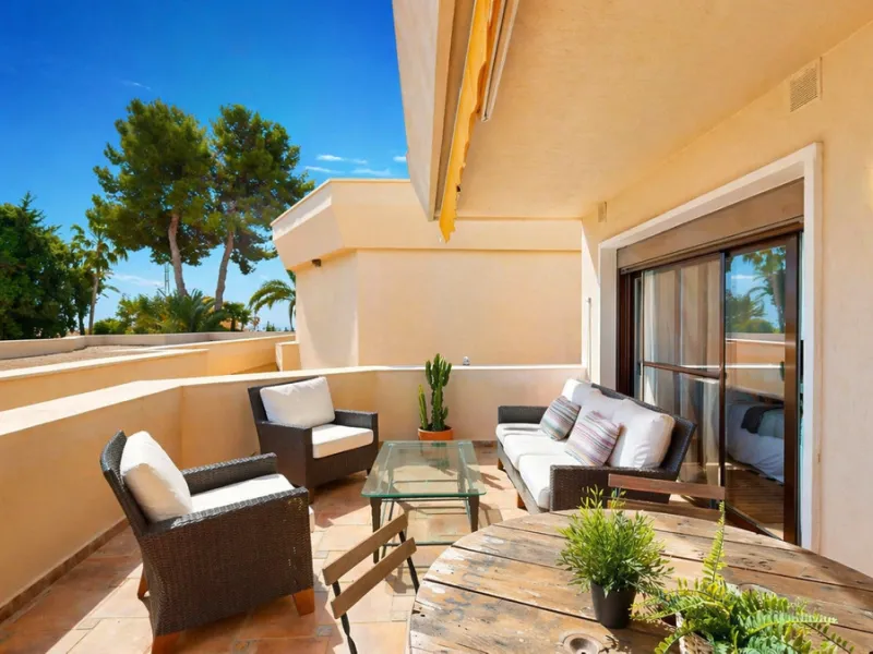 Beautiful apartment located in the sought-after area of Atalaya, Estepona—ideal as a permanent residence or a smart investment opportunity. The property features 2 spacious bedrooms, 1 bathroom, and 1 en-suite bathroom, with an east-facing orientation tha
