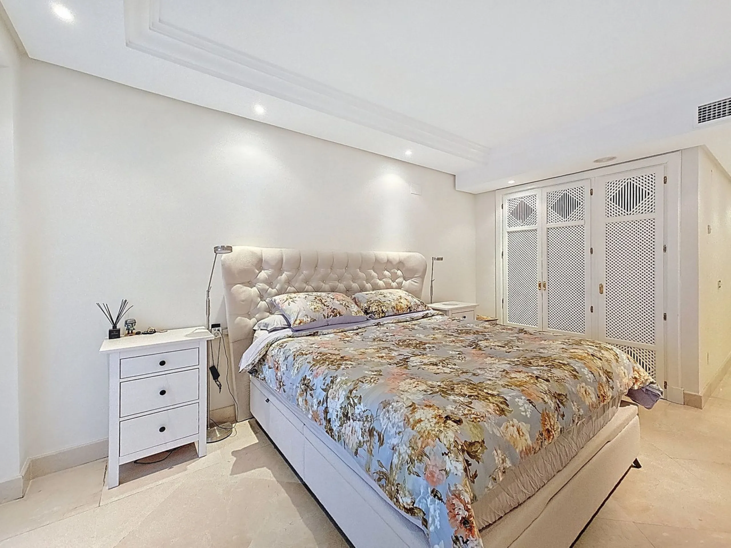 Fantastic Ground-Floor Apartment with Private Garden in Luxury Beachfront Complex.