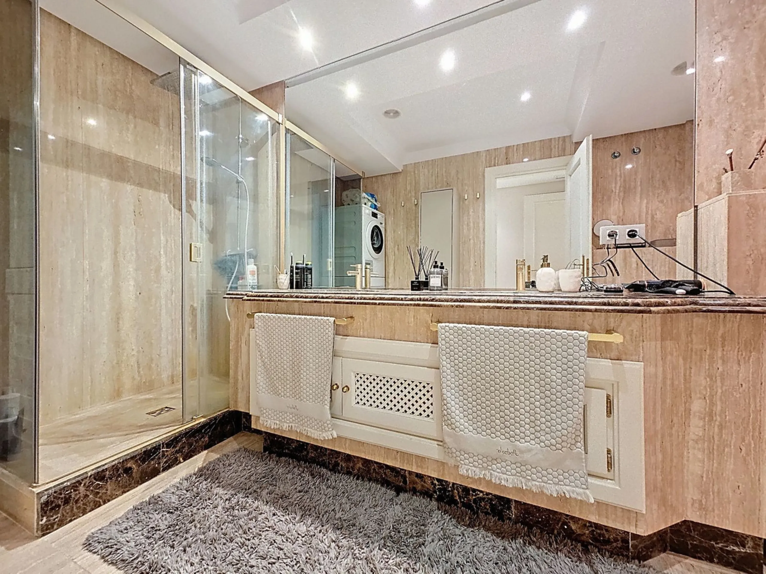 Fantastic Ground-Floor Apartment with Private Garden in Luxury Beachfront Complex.