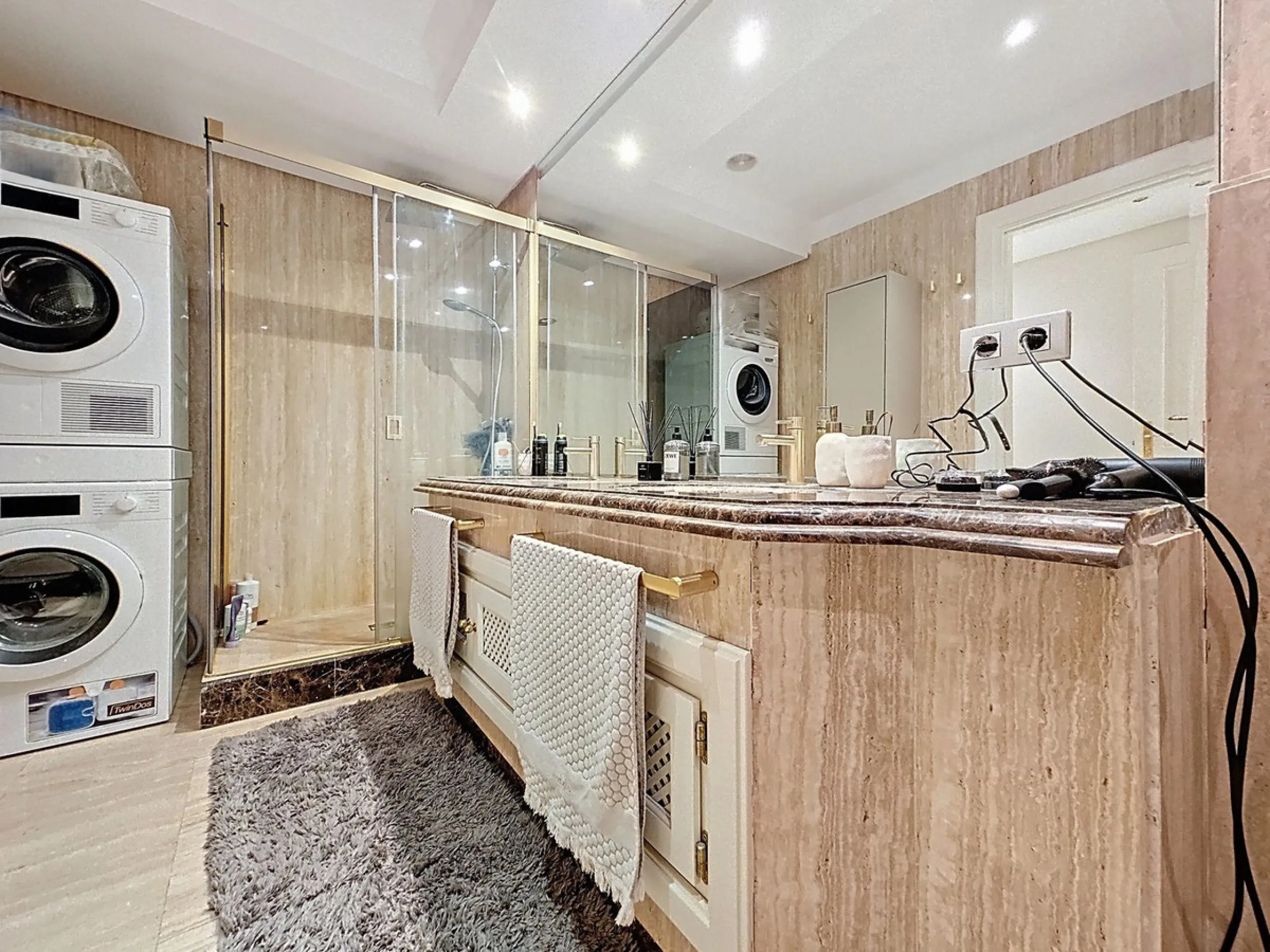 Fantastic Ground-Floor Apartment with Private Garden in Luxury Beachfront Complex.