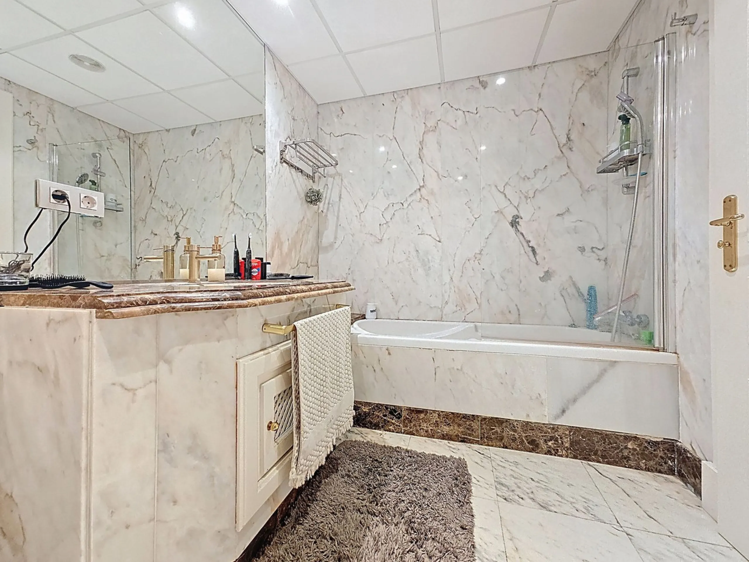Fantastic Ground-Floor Apartment with Private Garden in Luxury Beachfront Complex.