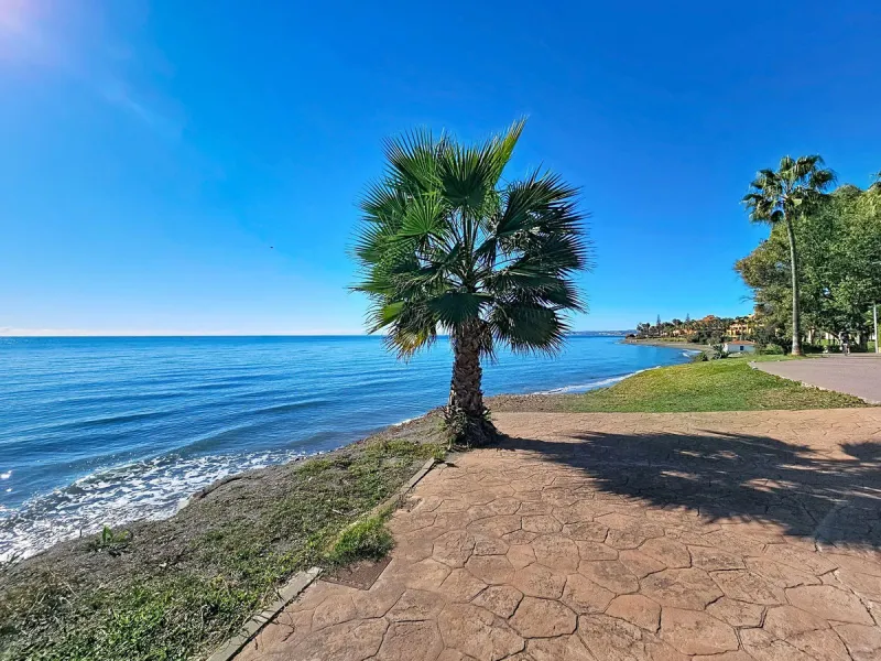 Fantastic Ground-Floor Apartment with Private Garden in Luxury Beachfront Complex.