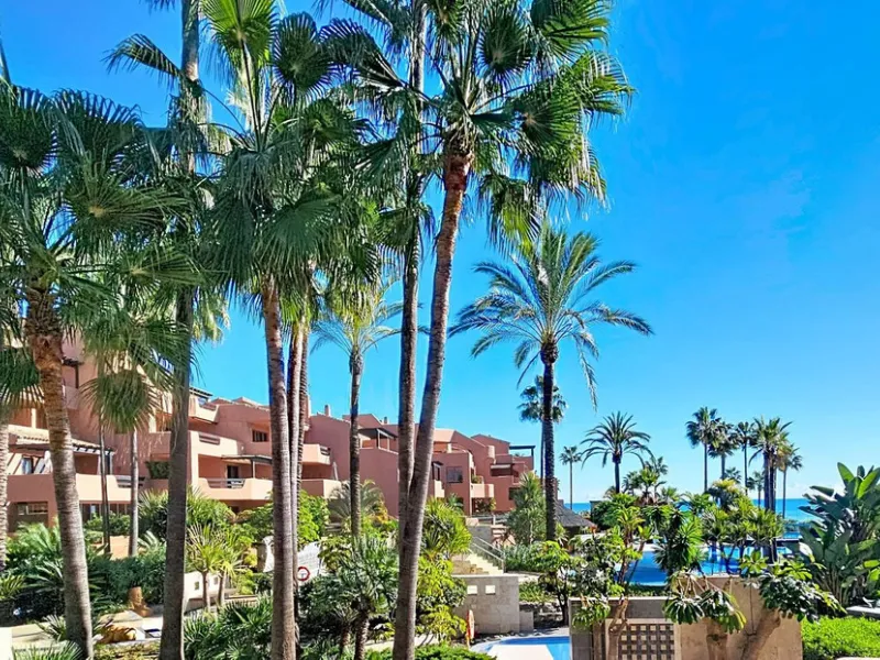 Fantastic Ground-Floor Apartment with Private Garden in Luxury Beachfront Complex.