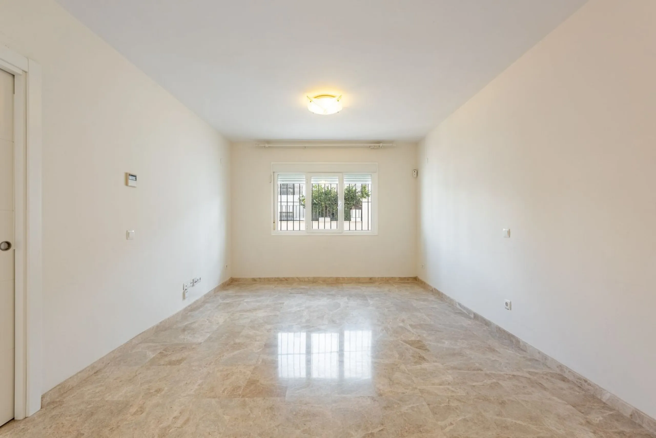 Bright townhouse in Nueva Andalucía, just 1.5 km from the beach and Puerto Banús via a fantastic avenue.