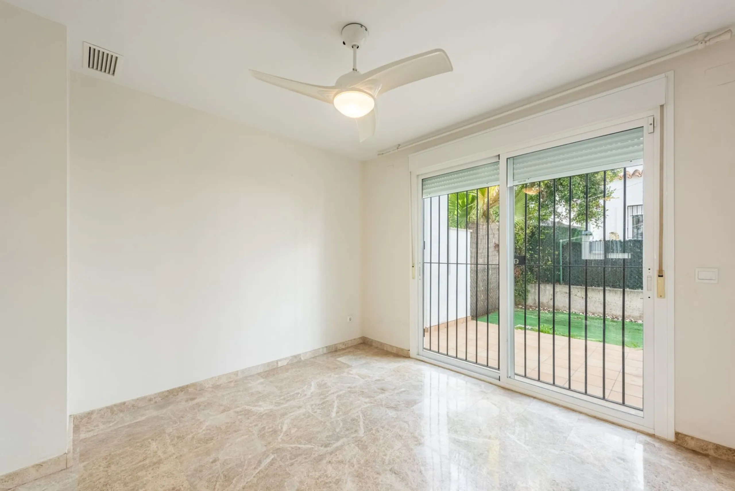 Bright townhouse in Nueva Andalucía, just 1.5 km from the beach and Puerto Banús via a fantastic avenue.