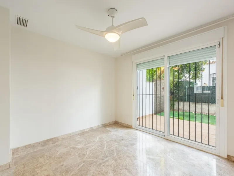 Bright townhouse in Nueva Andalucía, just 1.5 km from the beach and Puerto Banús via a fantastic avenue.