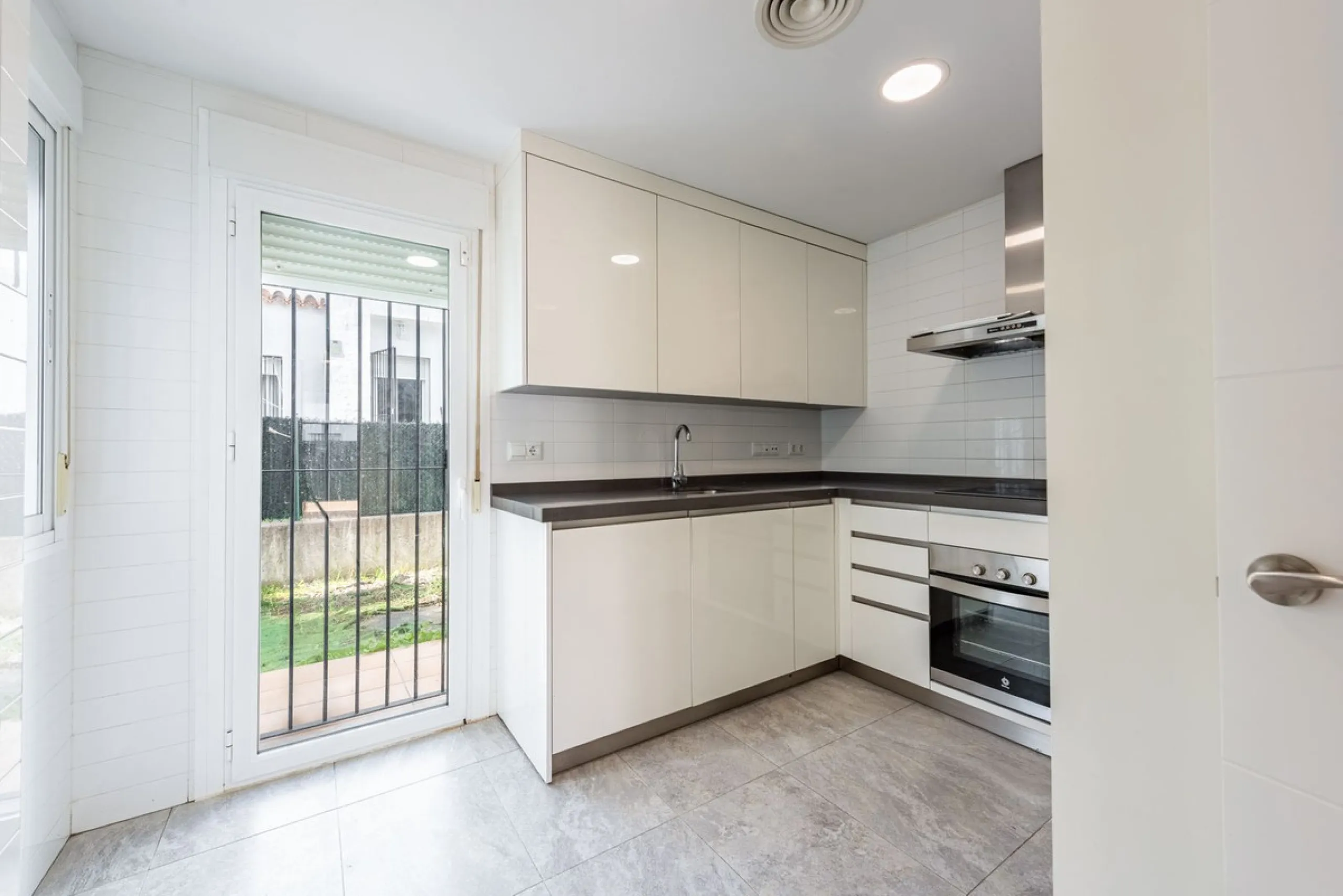 Bright townhouse in Nueva Andalucía, just 1.5 km from the beach and Puerto Banús via a fantastic avenue.