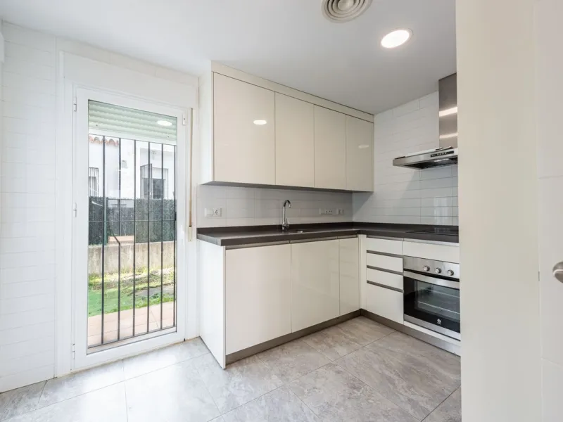 Bright townhouse in Nueva Andalucía, just 1.5 km from the beach and Puerto Banús via a fantastic avenue.