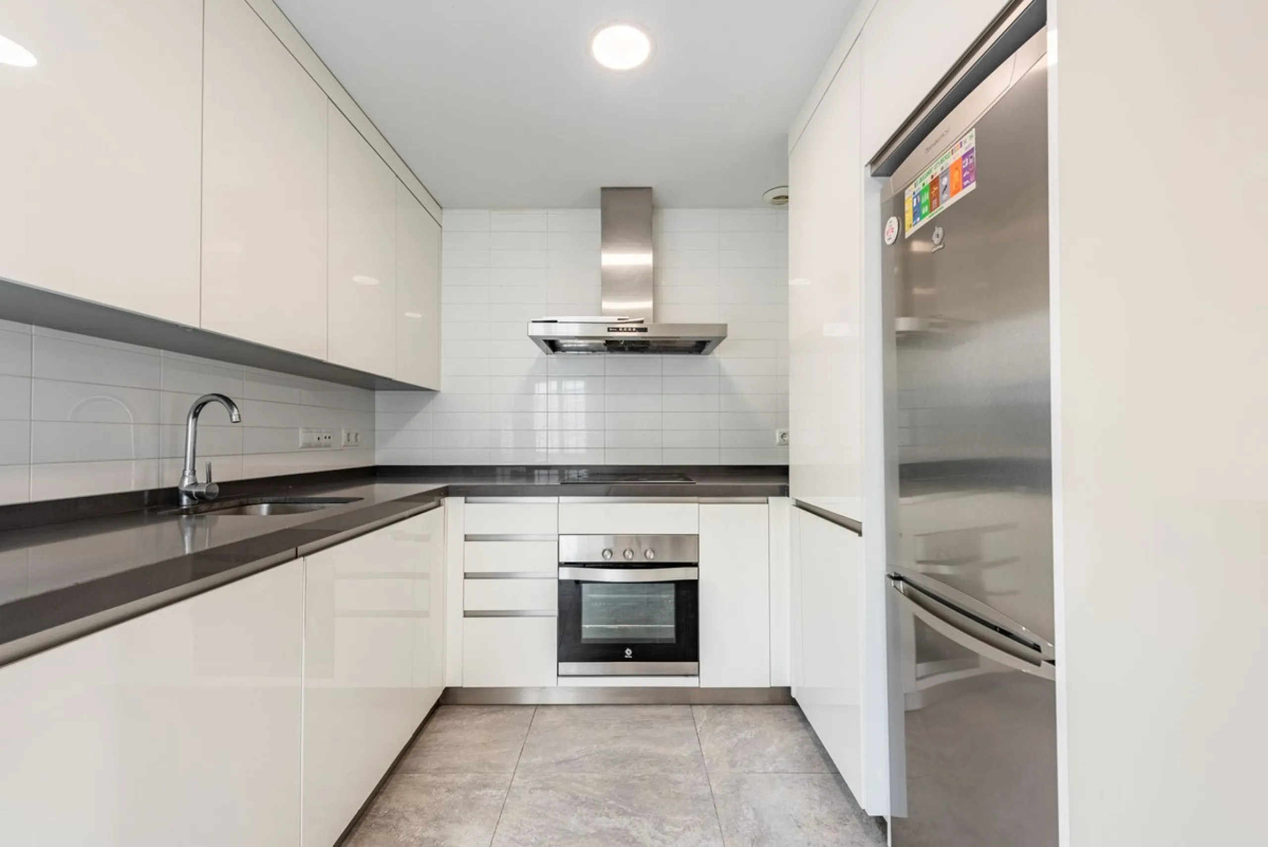 Bright townhouse in Nueva Andalucía, just 1.5 km from the beach and Puerto Banús via a fantastic avenue.