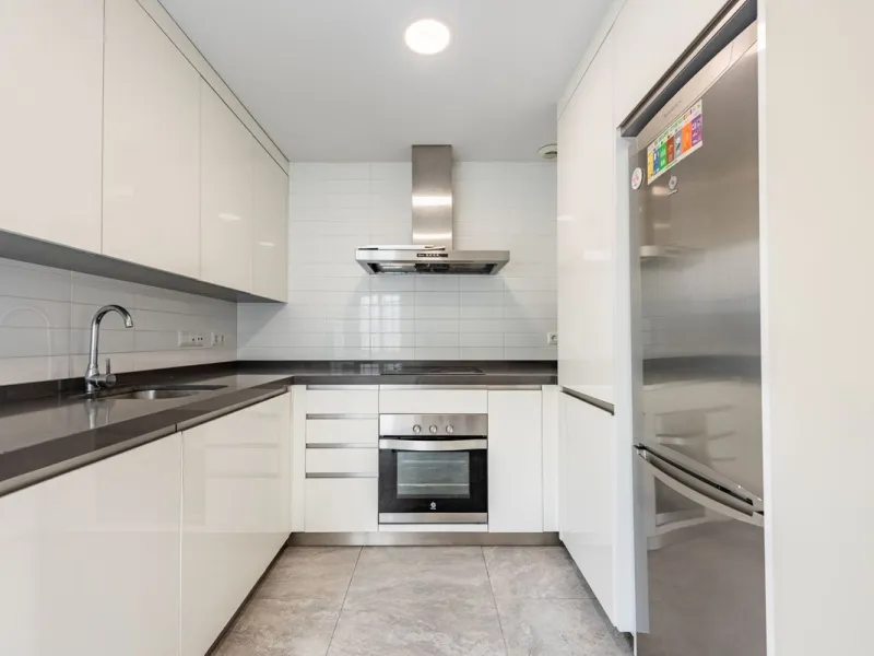 Bright townhouse in Nueva Andalucía, just 1.5 km from the beach and Puerto Banús via a fantastic avenue.