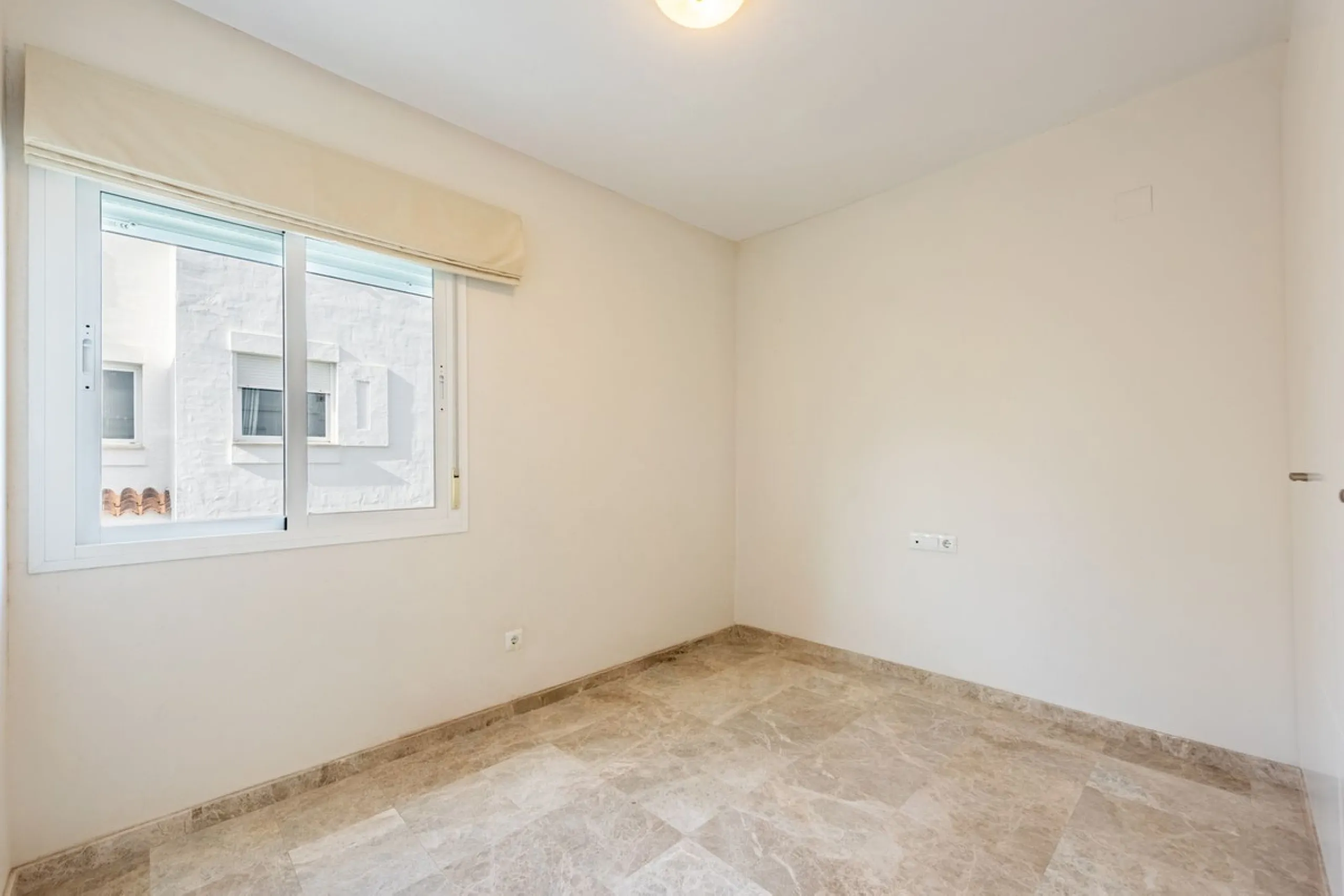Bright townhouse in Nueva Andalucía, just 1.5 km from the beach and Puerto Banús via a fantastic avenue.