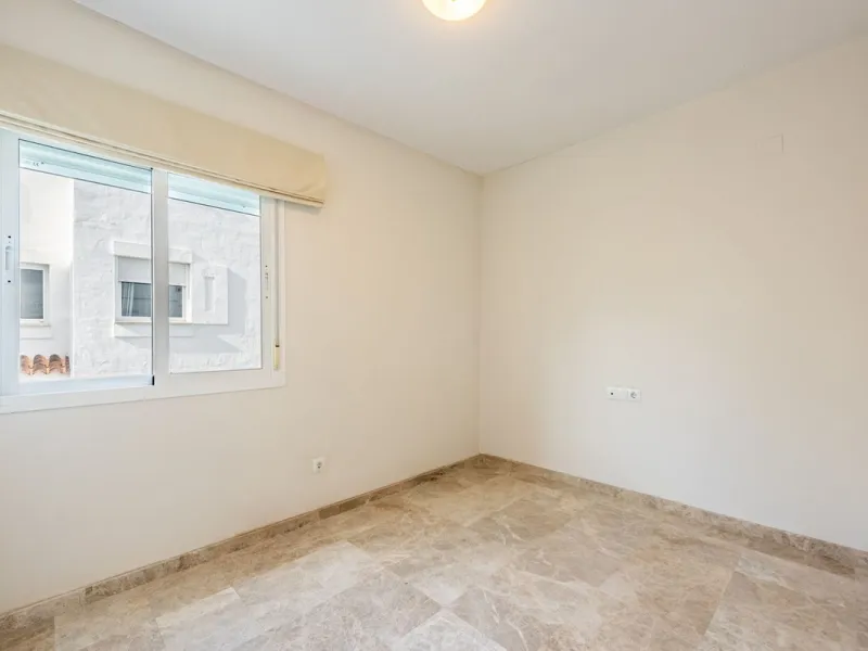 Bright townhouse in Nueva Andalucía, just 1.5 km from the beach and Puerto Banús via a fantastic avenue.