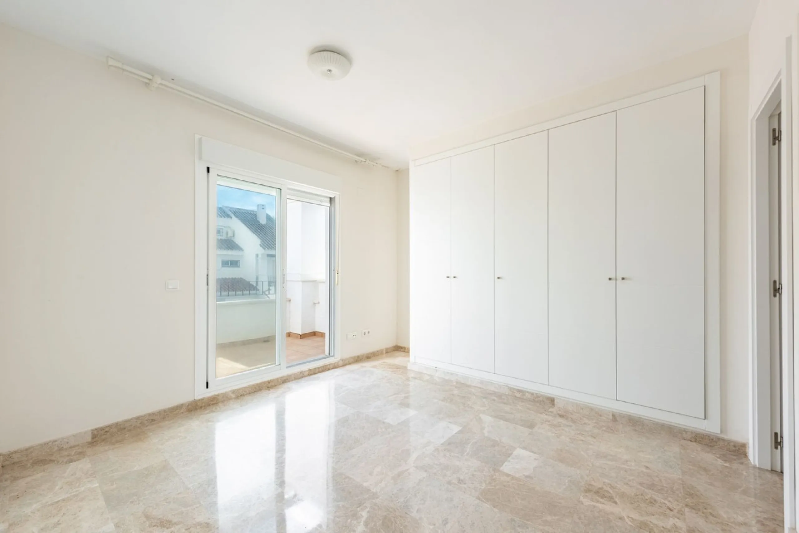 Bright townhouse in Nueva Andalucía, just 1.5 km from the beach and Puerto Banús via a fantastic avenue.