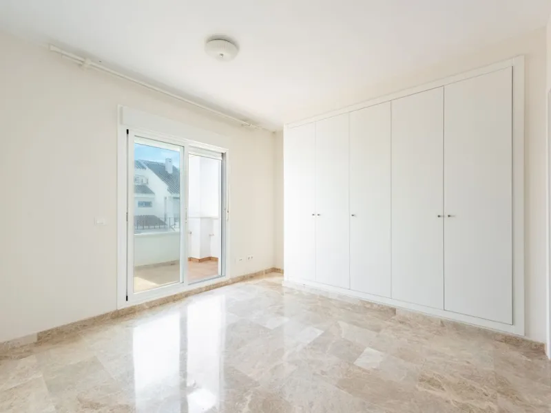 Bright townhouse in Nueva Andalucía, just 1.5 km from the beach and Puerto Banús via a fantastic avenue.
