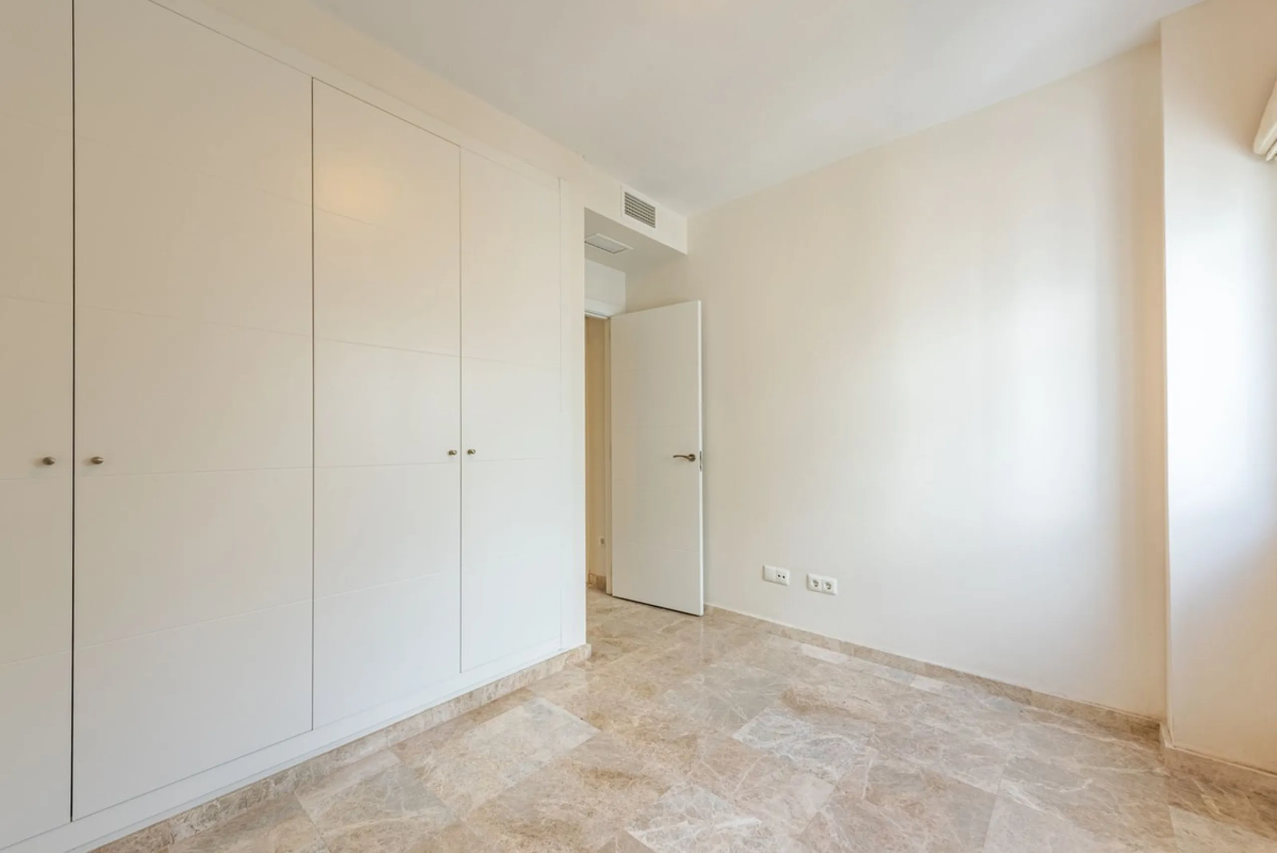 Bright townhouse in Nueva Andalucía, just 1.5 km from the beach and Puerto Banús via a fantastic avenue.