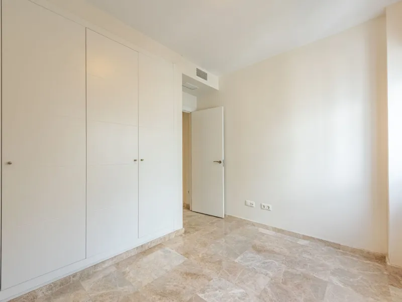 Bright townhouse in Nueva Andalucía, just 1.5 km from the beach and Puerto Banús via a fantastic avenue.