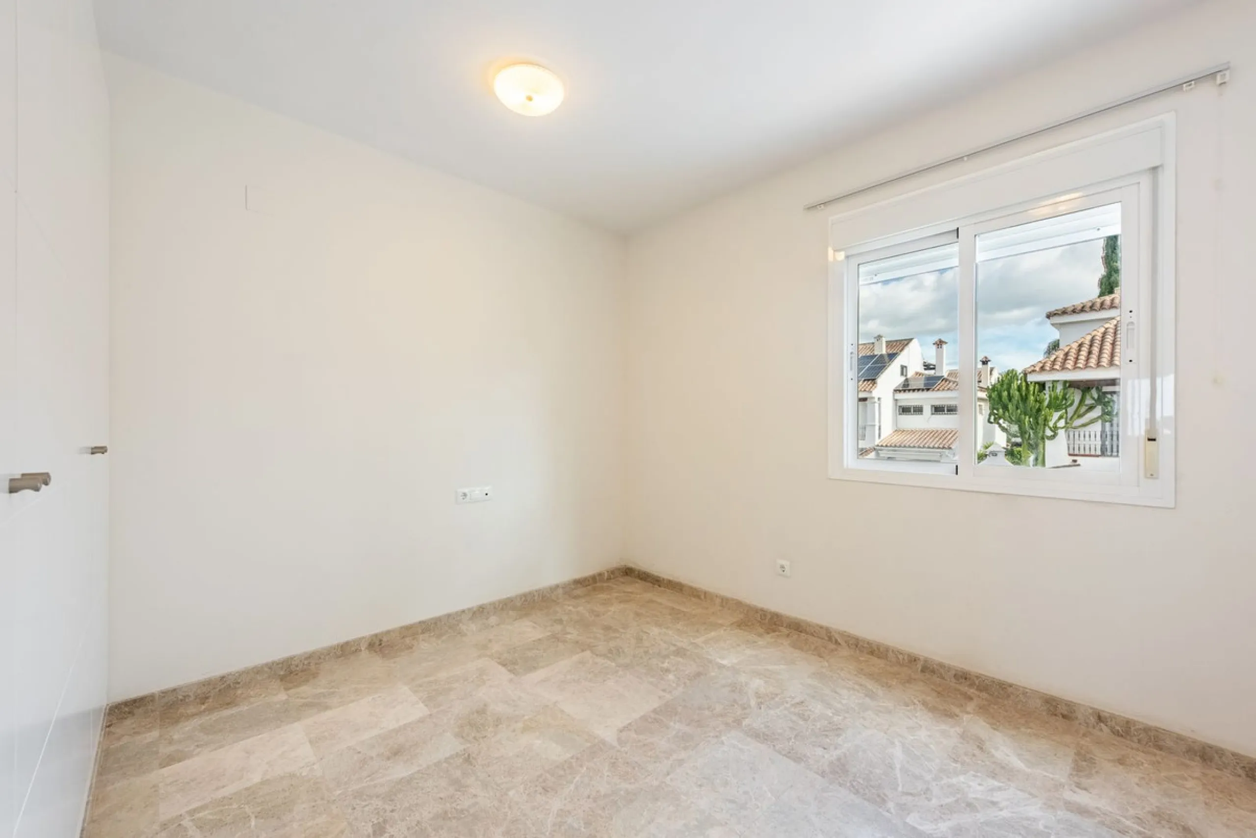 Bright townhouse in Nueva Andalucía, just 1.5 km from the beach and Puerto Banús via a fantastic avenue.