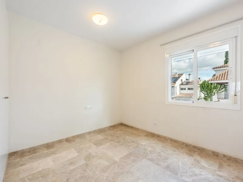 Bright townhouse in Nueva Andalucía, just 1.5 km from the beach and Puerto Banús via a fantastic avenue.