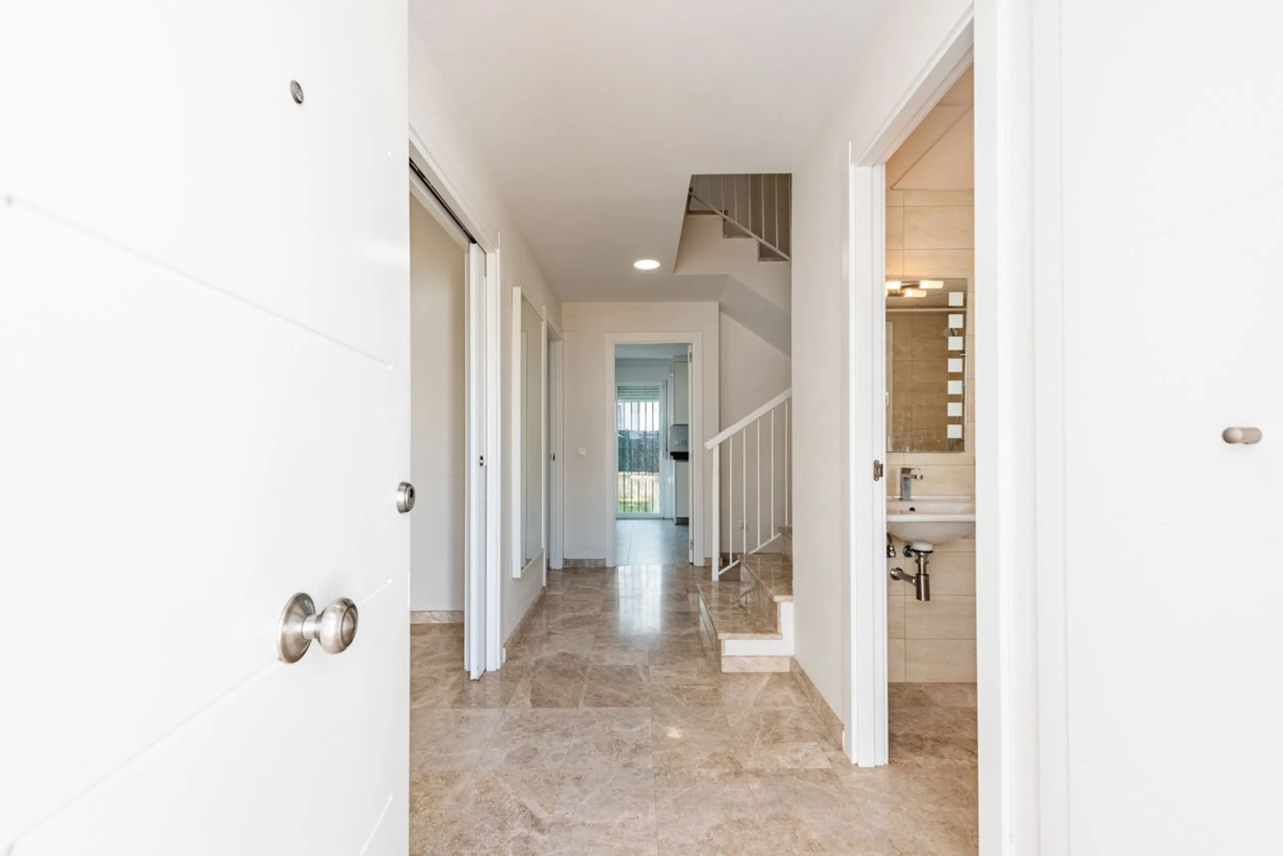 Bright townhouse in Nueva Andalucía, just 1.5 km from the beach and Puerto Banús via a fantastic avenue.