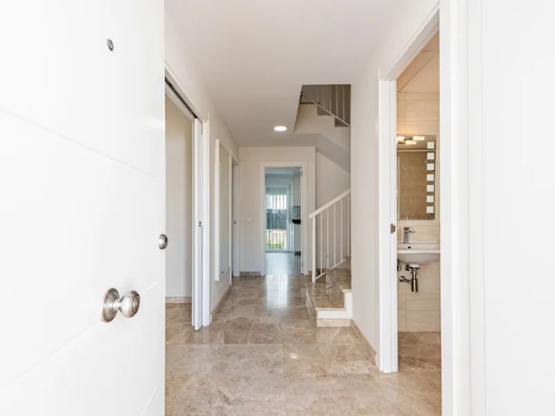 Bright townhouse in Nueva Andalucía, just 1.5 km from the beach and Puerto Banús via a fantastic avenue.